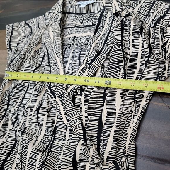 Nine West Structured Utility Wrap Blouse Short Sleeve Cream & Black Size XS - Picture 7 of 8